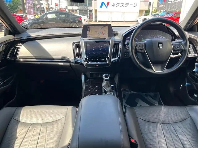 Toyota Crown Hybrid 2019 photo 2