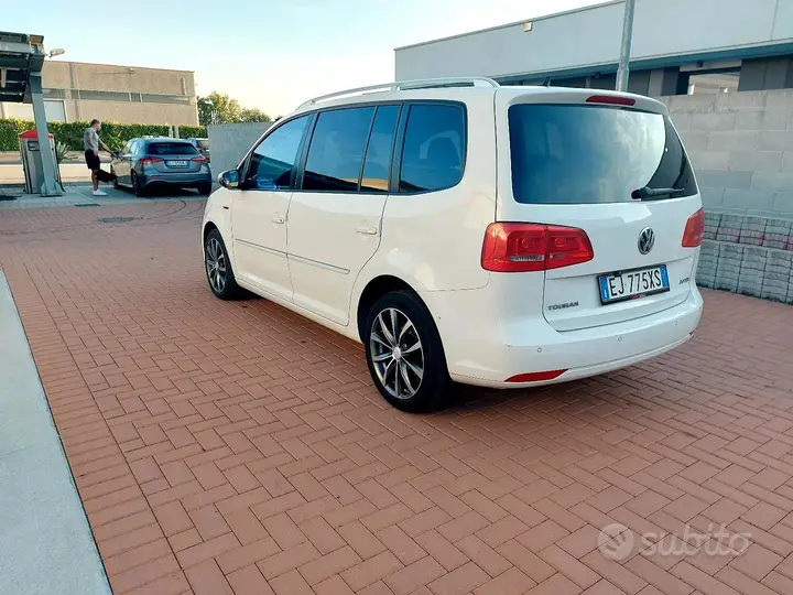 Volkswagen Touran 2012 photo 2
