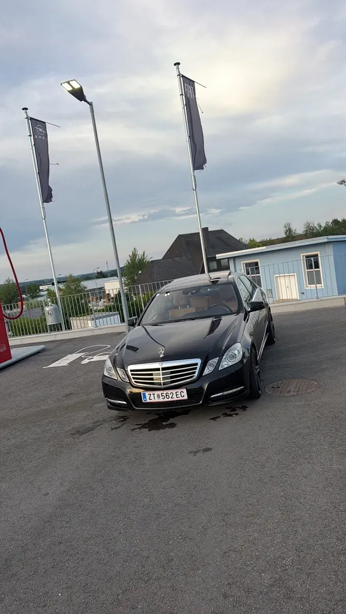 Mercedes-Benz E-Class 2011 photo 2