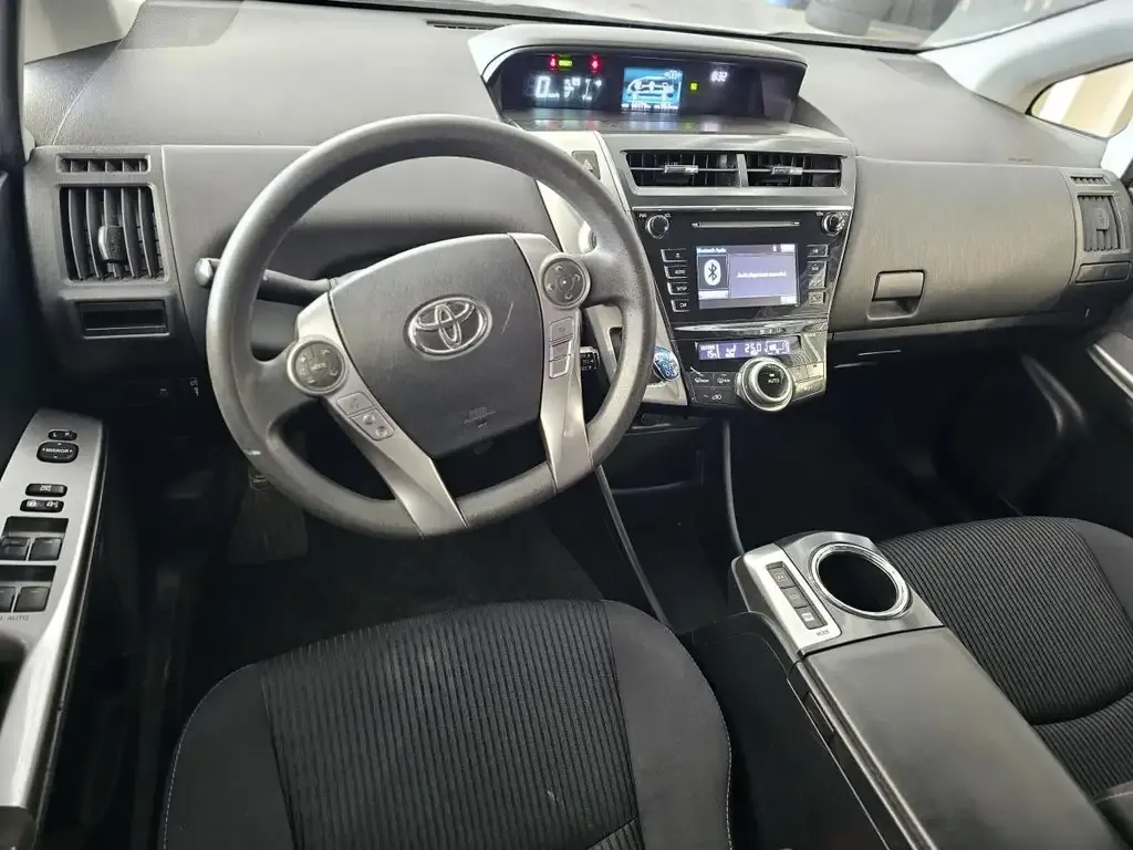 Toyota Prius V 2017 photo 4