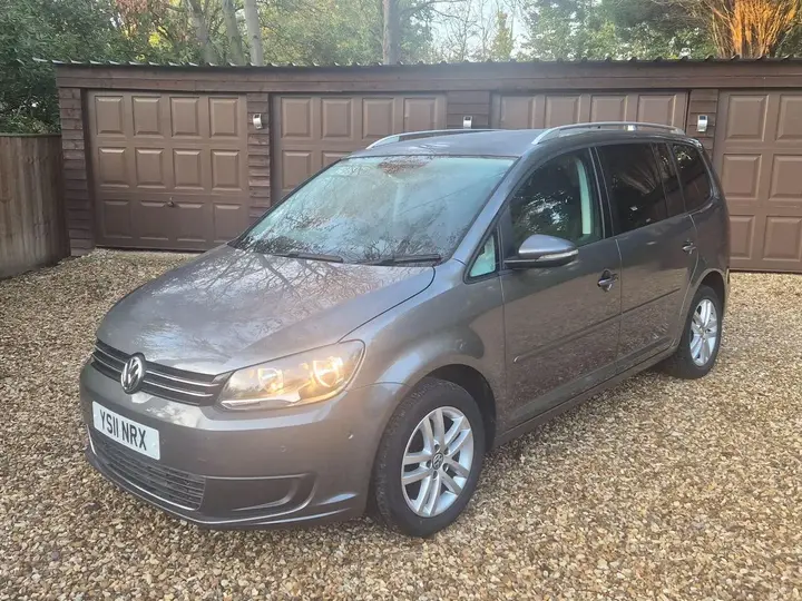 Volkswagen Touran 2011 photo 2