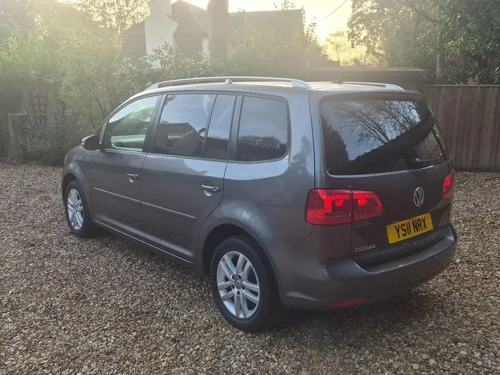 Volkswagen Touran 2011 photo 3