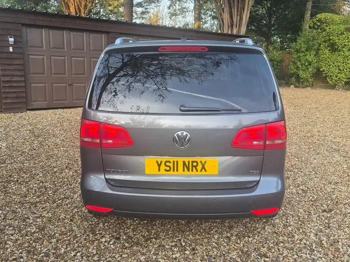 Volkswagen Touran 2011 photo 5
