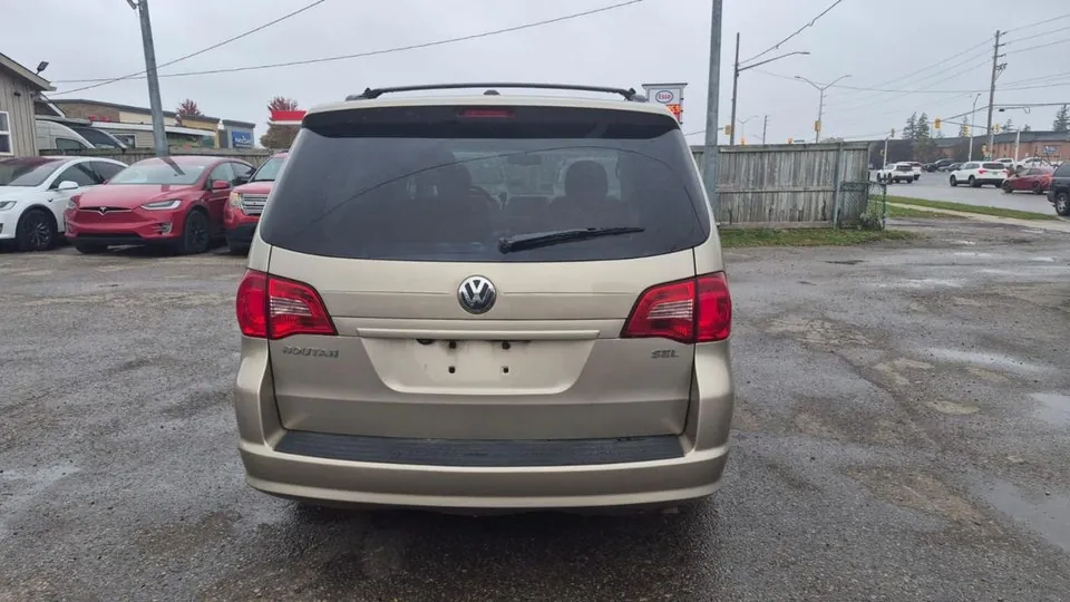 Volkswagen Routan 2009 photo 3