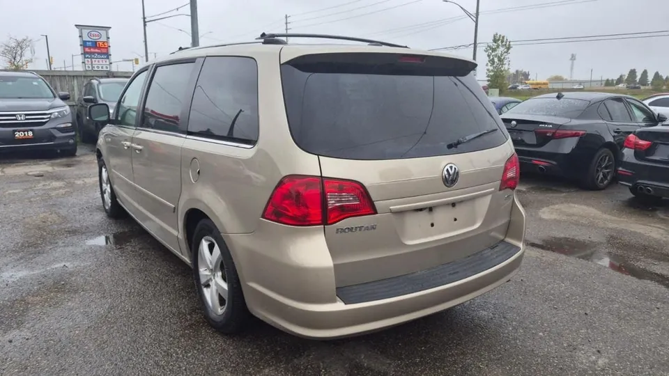 Volkswagen Routan 2009 photo 2
