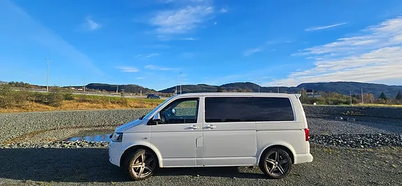 Volkswagen Multivan 2012 photo 2