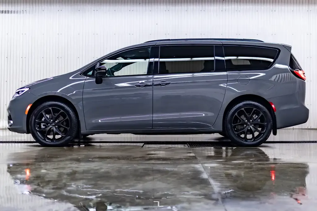 Chrysler Pacifica 2024 photo 3