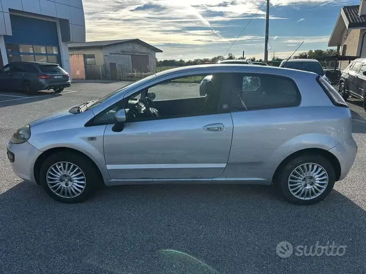 Fiat Punto Evo 2011 photo 2