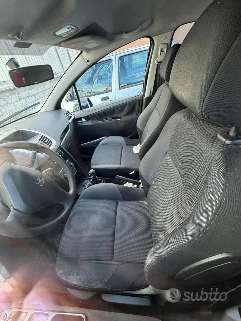 Peugeot 207 2010 photo 3