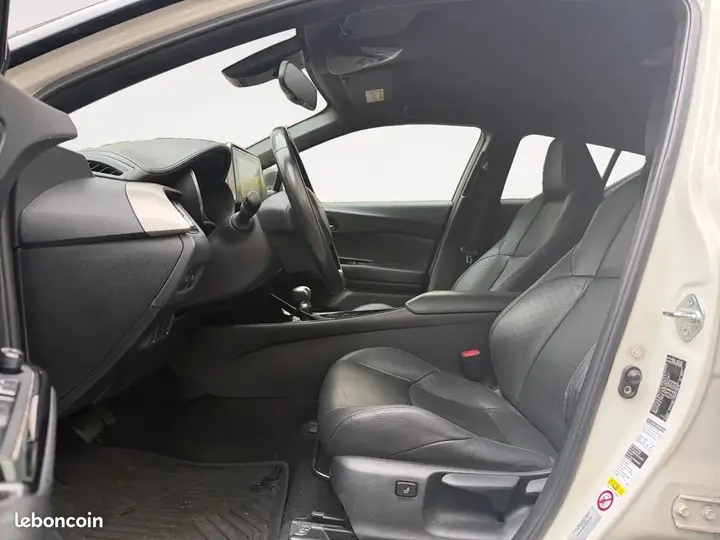Toyota C-Hr 2019 photo 2