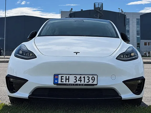 Tesla Model Y 2023 photo 2