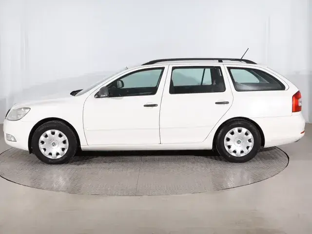 Skoda Octavia Combi 2011 photo 2