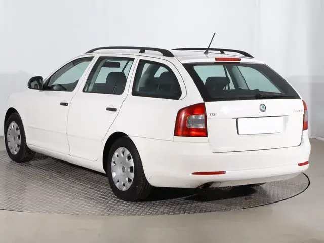 Skoda Octavia Combi 2011 photo 3