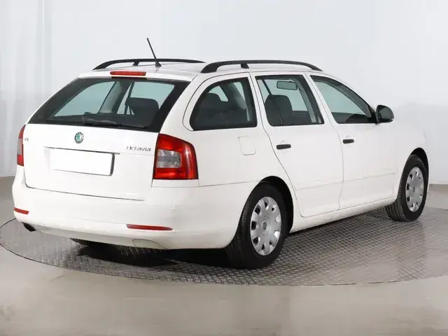 Skoda Octavia Combi 2011 photo 4