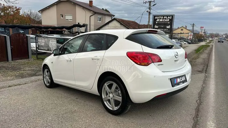 Opel Astra J 2011 photo 4
