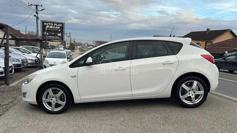 Opel Astra J 2011 photo 3