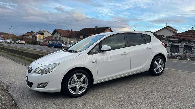 Opel Astra J 2011 photo 2