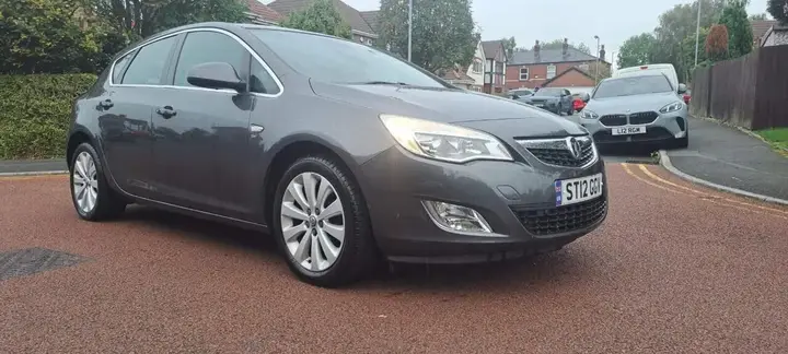 Vauxhall Astra 2012 photo 2