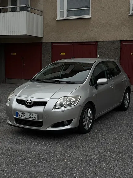 Toyota Auris 2010 photo 2