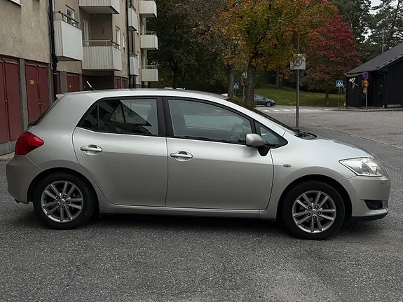 Toyota Auris 2010 photo 3