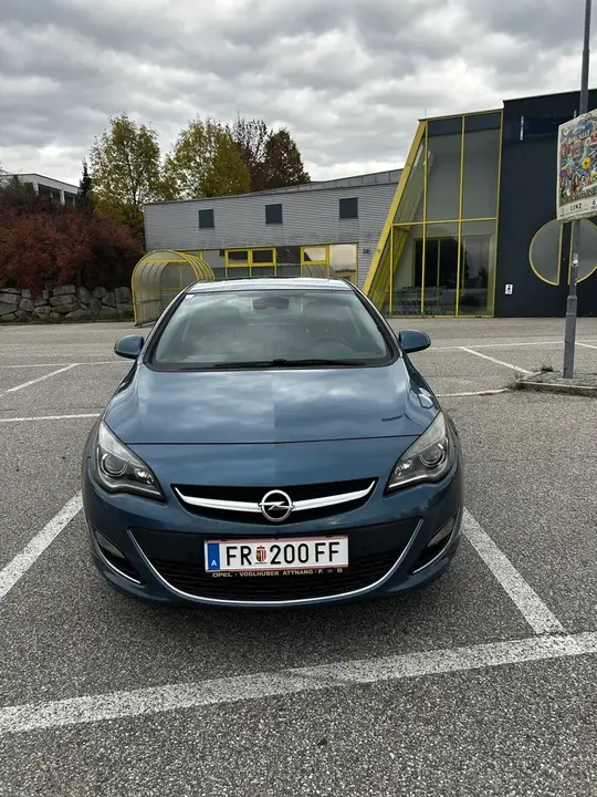 Opel Astra 2013 photo 2