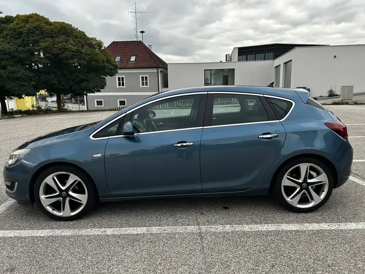 Opel Astra 2013 photo 3