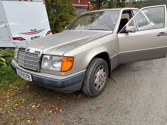 Mercedes-Benz E250 1990 photo 2
