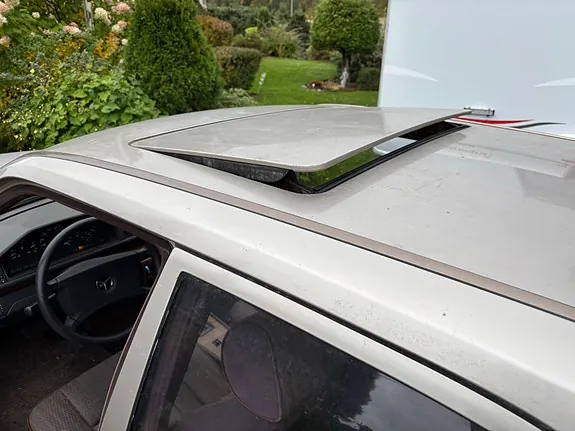 Mercedes-Benz E250 1990 photo 4