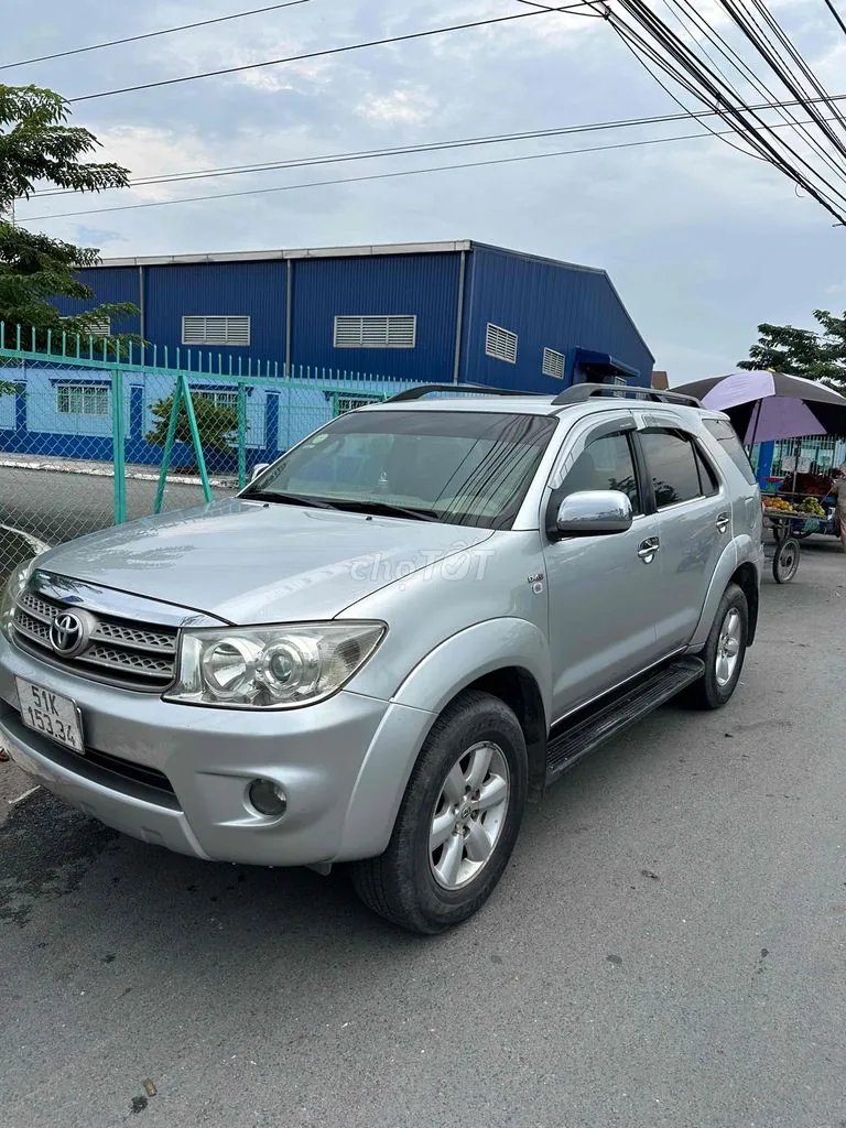 Toyota Fortuner 2010 photo 2