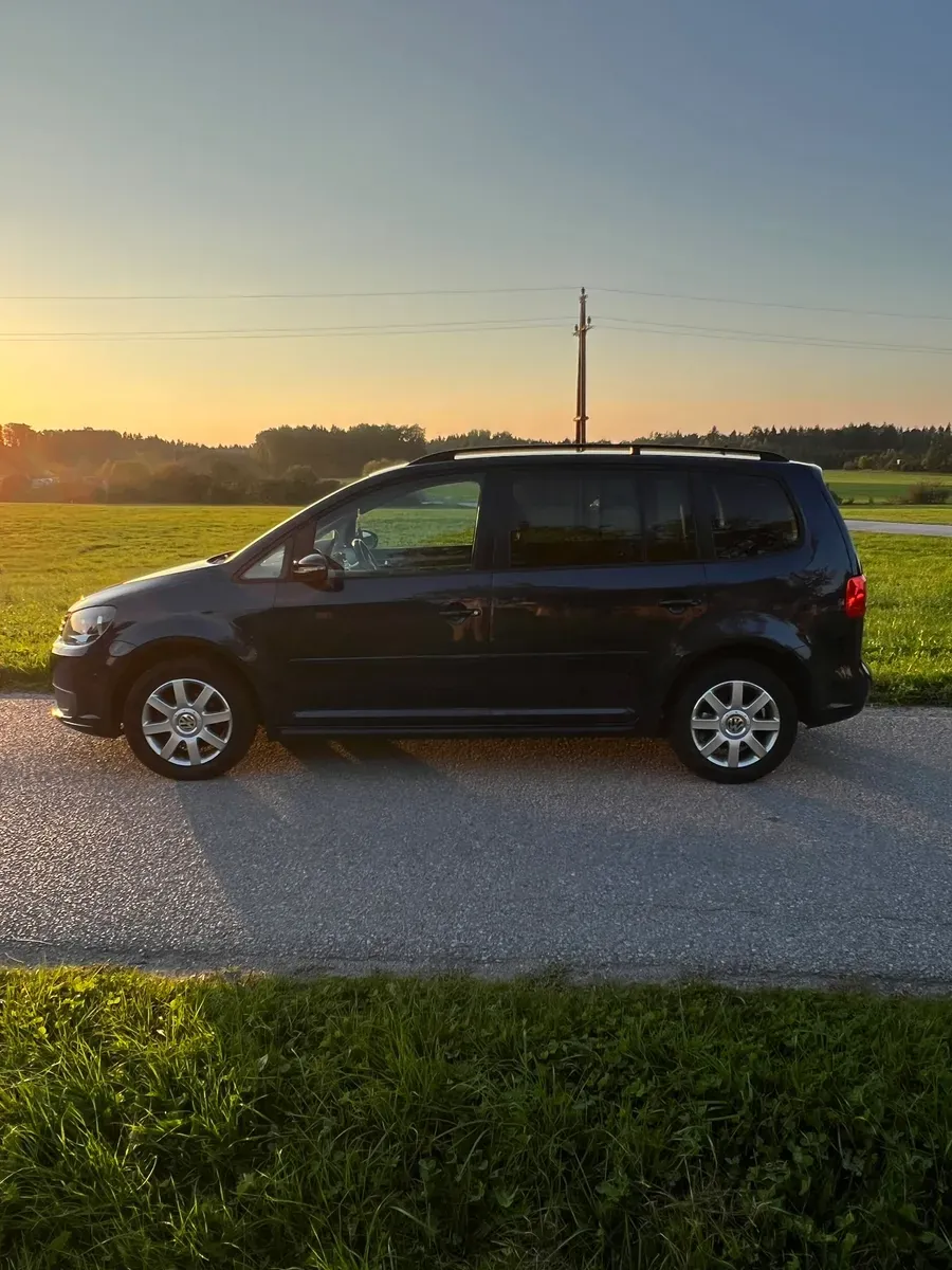 Volkswagen Touran 2011 photo 2
