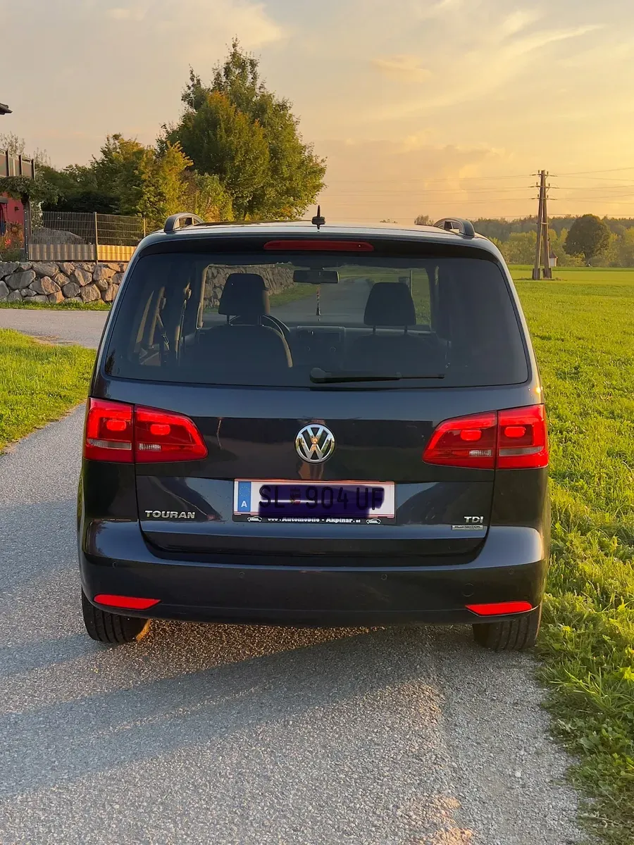 Volkswagen Touran 2011 photo 3