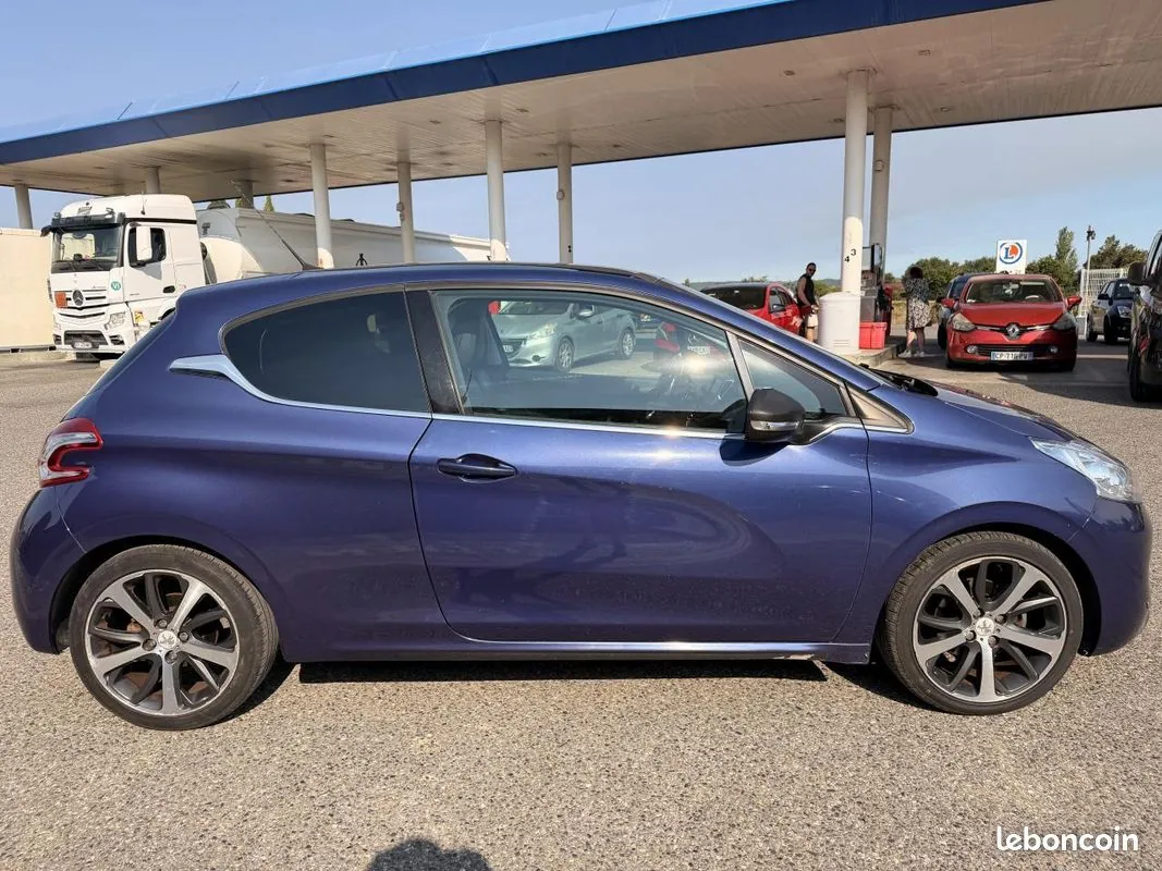 Peugeot 208 2012 photo 4