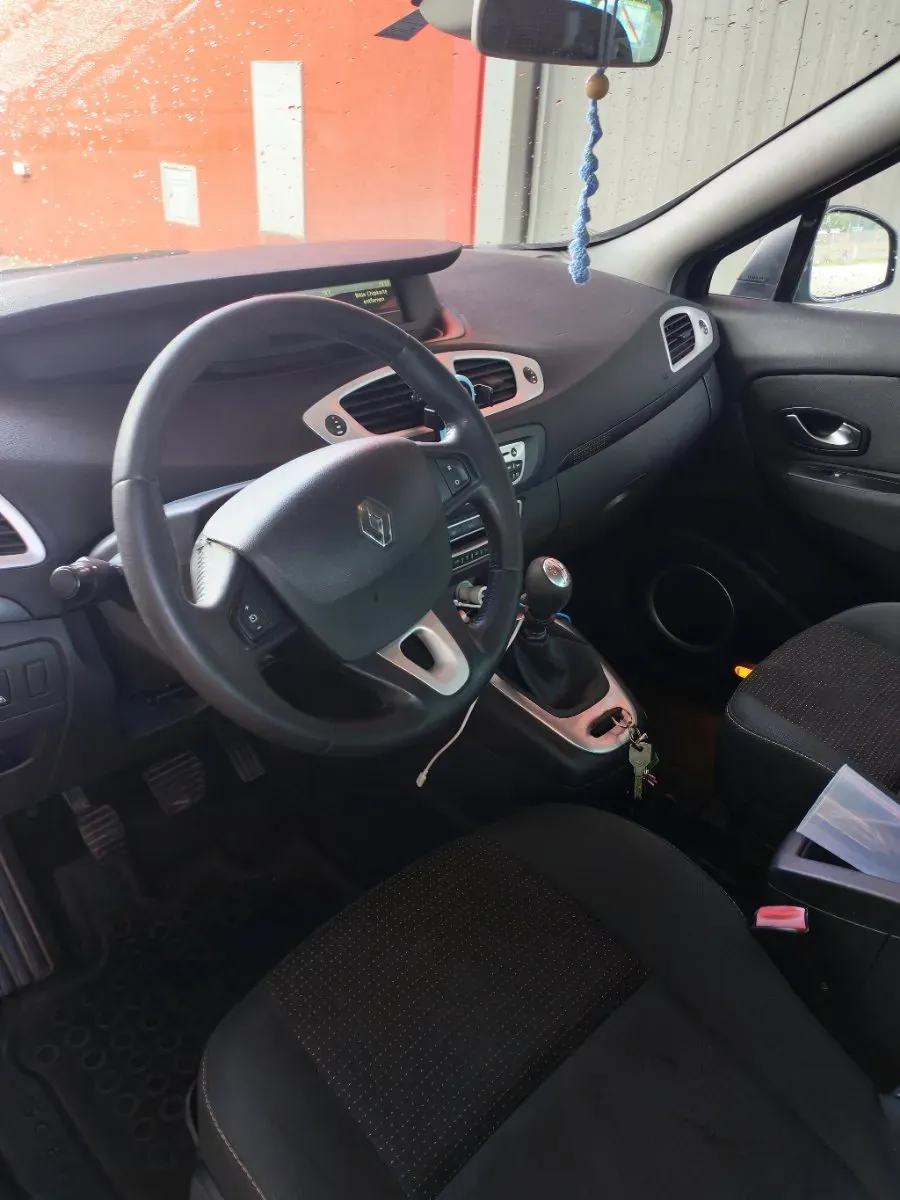 Renault Scenic 2012 photo 2
