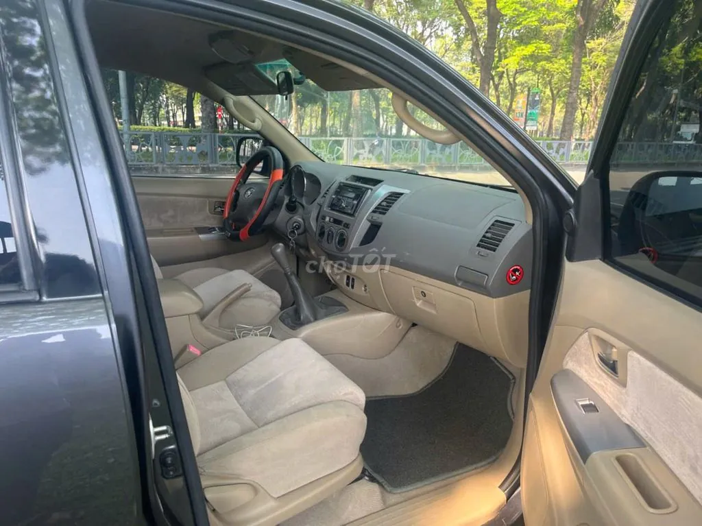 Toyota Fortuner 2011 photo 2