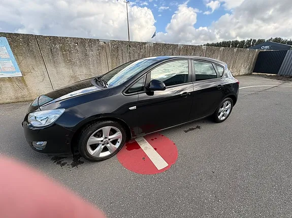 Opel Astra 2010 photo 2