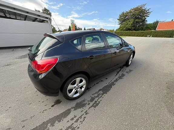 Opel Astra 2010 photo 4