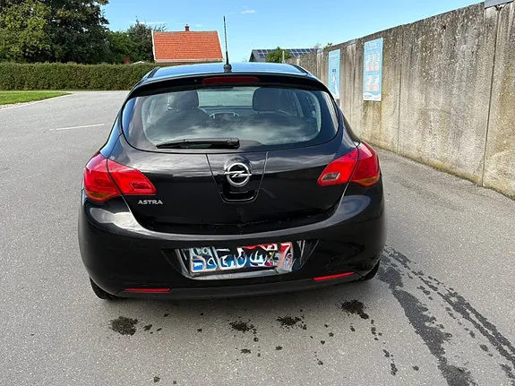 Opel Astra 2010 photo 3