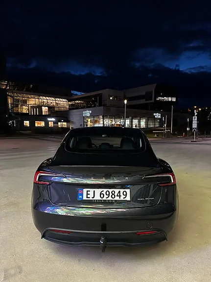 Tesla Model 3 2024 photo 3