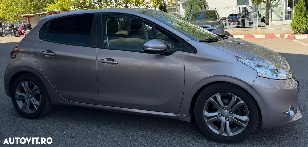 Peugeot 208 2012 photo 2