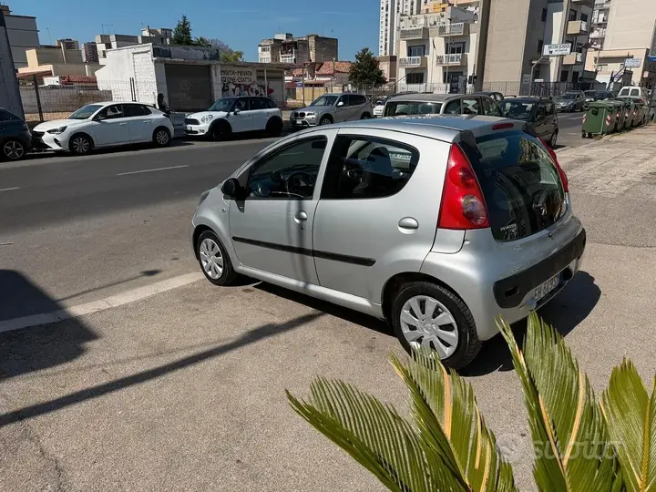 Peugeot 107 2011 photo 2