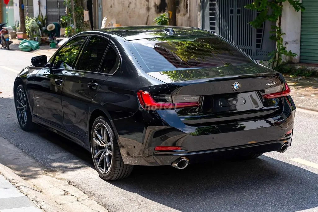 BMW 3 Series 2024 photo 2