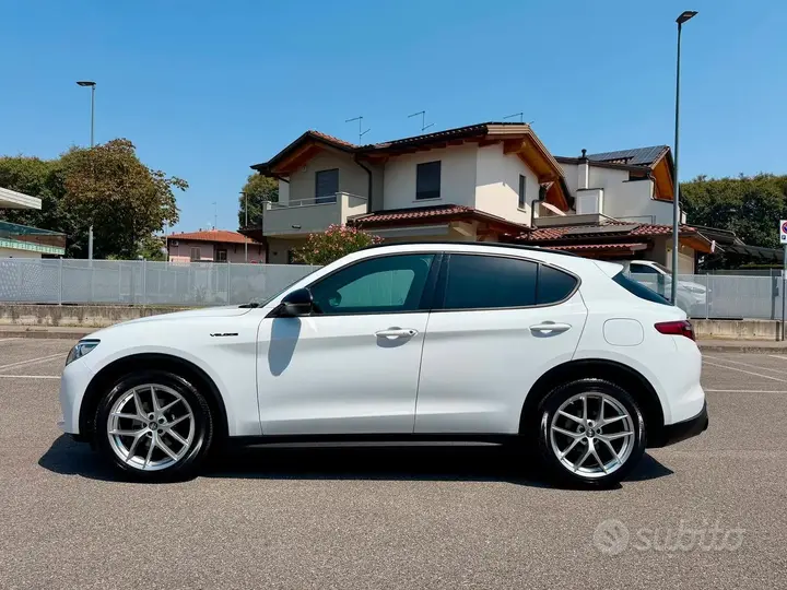 Alfa Romeo Stelvio 2022 photo 2