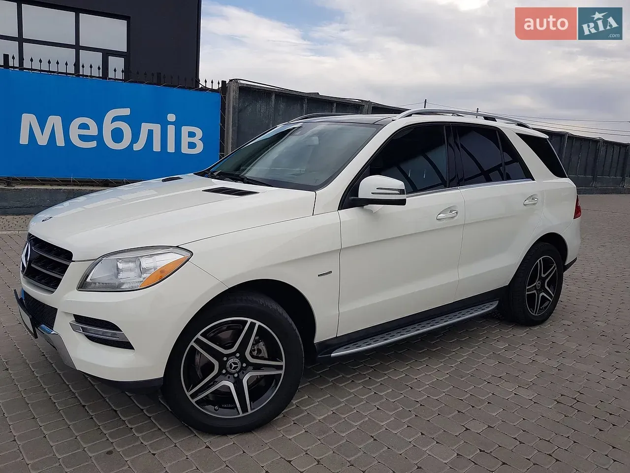 Mercedes-Benz M-Class 2011 photo 2