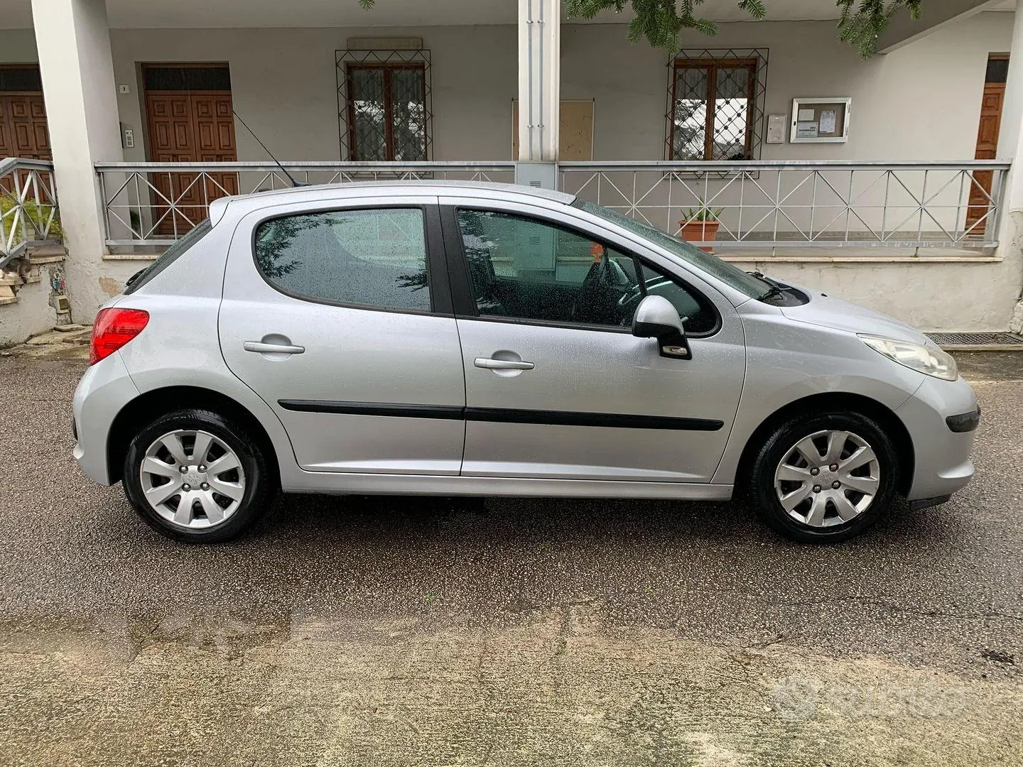 Peugeot 207 2010 photo 2
