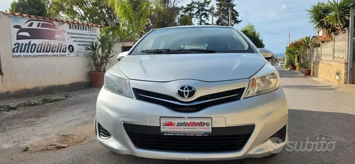 Toyota Yaris 2012 photo 2