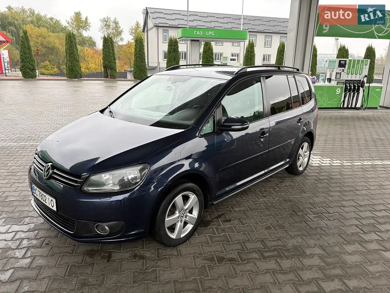 Volkswagen Touran 2011 photo 2