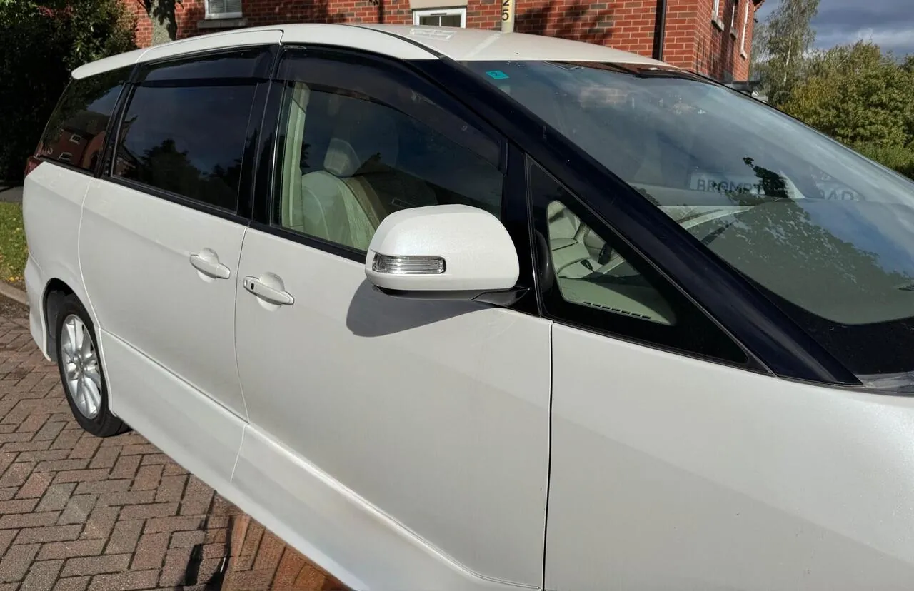Toyota Estima 2011 photo 3