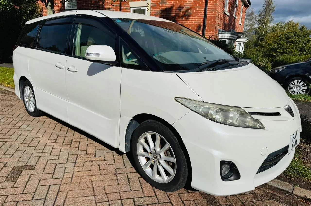 Toyota Estima 2011 photo 2
