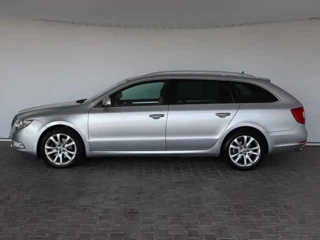 Skoda Superb Combi 2012 photo 2