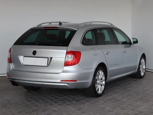 Skoda Superb Combi 2012 photo 4